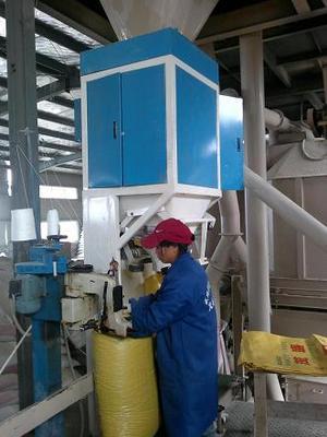 專業(yè)磷肥肥料自動定量包裝機,江西省藍(lán)光機電設(shè)備,0791-88175188